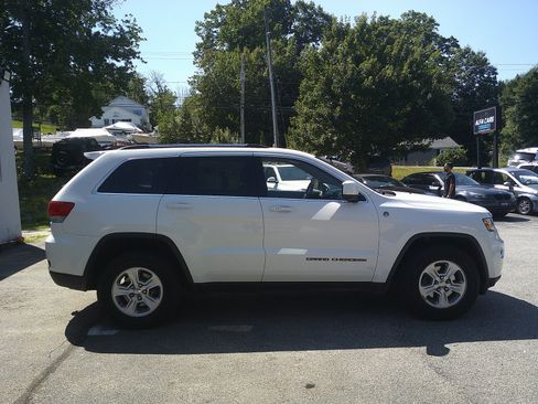 Used 2017 Jeep Grand Cherokee Laredo w/ Quick Order Package 23E AWD/4WD image 4