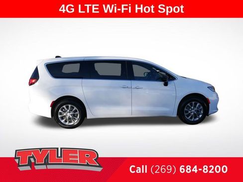 New 2026 Chrysler Pacifica Select image 9