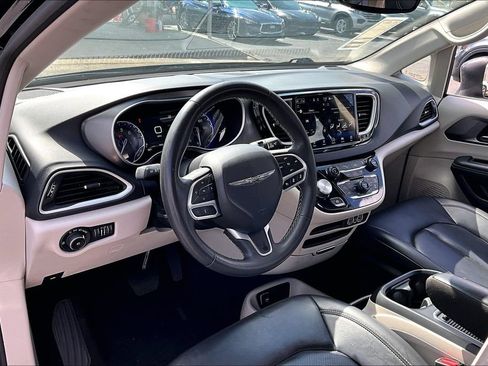 Used 2023 Chrysler Pacifica Touring-L FWD image 16