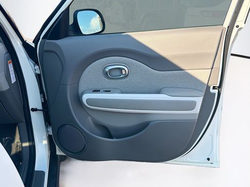 Used 2016 Kia Soul EV FWD image 30