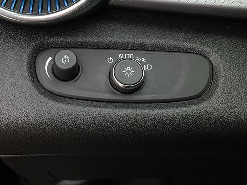 Used 2025 Chevrolet Trax LT w/ LT Convenience Package image 26