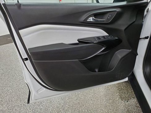 Used 2025 Chevrolet Trax LT w/ LT Convenience Package FWD image 13