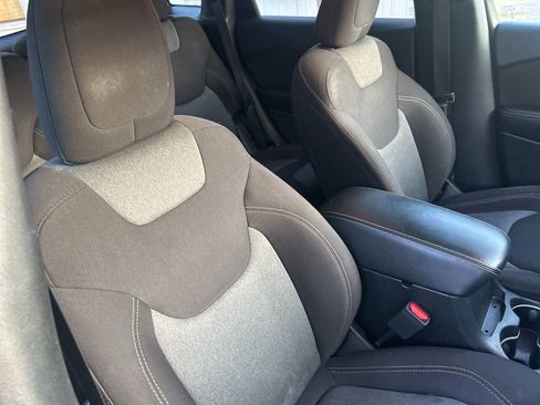 Used 2018 Jeep Cherokee Latitude w/ Altitude Package FWD image 25