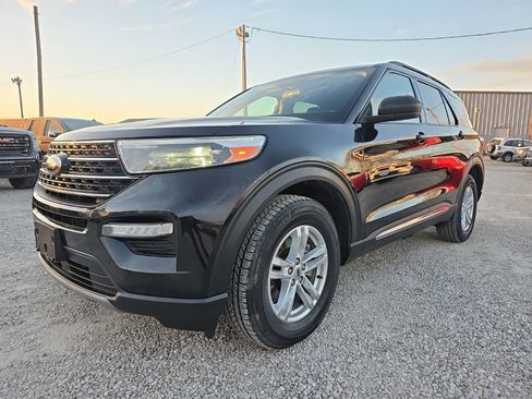 Used 2022 Ford Explorer XLT w/ Equipment Group 202A image 3