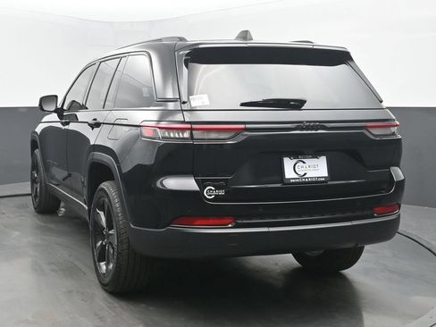 Used 2023 Jeep Grand Cherokee Altitude AWD/4WD image 4