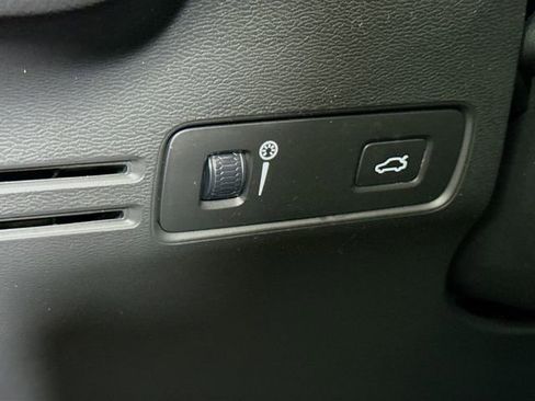 Used 2021 Volvo XC40 T5 R-Design w/ Advanced Package image 11