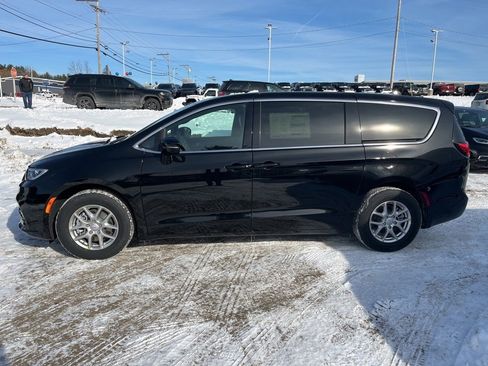 New 2026 Chrysler Pacifica Select image 4