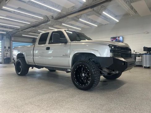 Used 2005 Chevrolet Silverado 2500 LT w/ Heavy-Duty Power Package AWD/4WD image 3