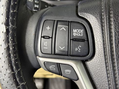 Used 2015 Toyota Highlander Plus FWD image 25