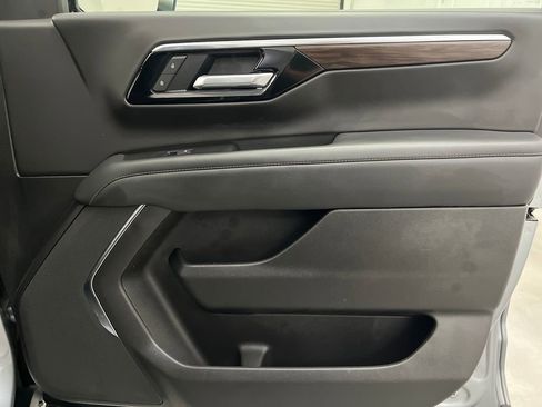 Used 2025 Chevrolet Suburban Z71 AWD/4WD image 25