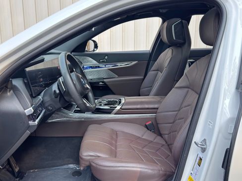 Used 2023 BMW i7 xDrive60 w/ Executive Package 2 AWD/4WD image 17