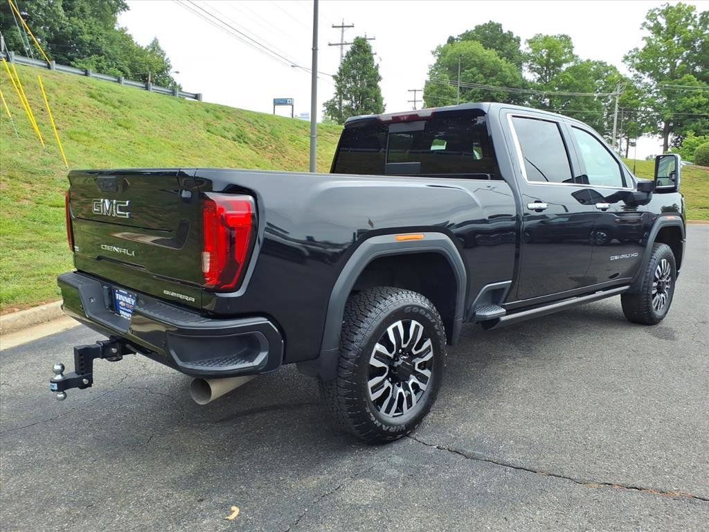 Used 2022 GMC Sierra 3500 Denali w/ Denali Black Diamond Edition AWD/4WD image 3