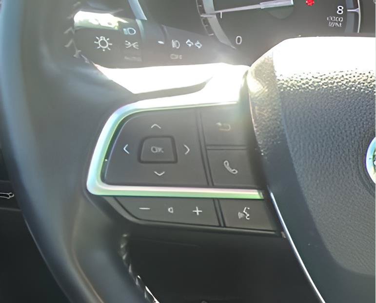 Used 2022 Toyota Highlander XLE AWD/4WD image 6