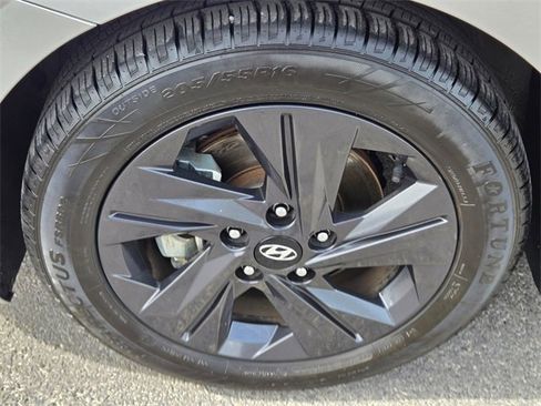 Used 2021 Hyundai Elantra SEL image 12