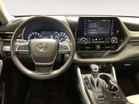 Used 2022 Toyota Highlander XLE AWD/4WD image 10