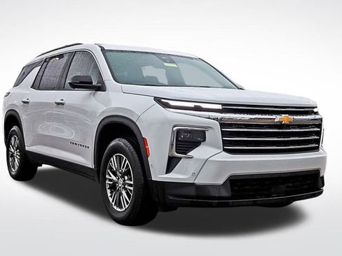 Used 2024 Chevrolet Traverse LT w/ Enhanced Driving Package image 1