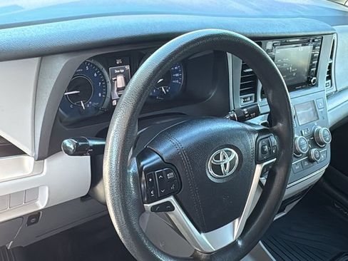 Used 2019 Toyota Sienna LE w/ Carpet Mat Package FWD image 21