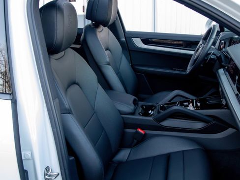Certified 2024 Porsche Cayenne image 25