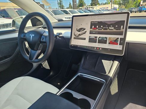 Used 2024 Tesla Model Y Long Range AWD/4WD image 12