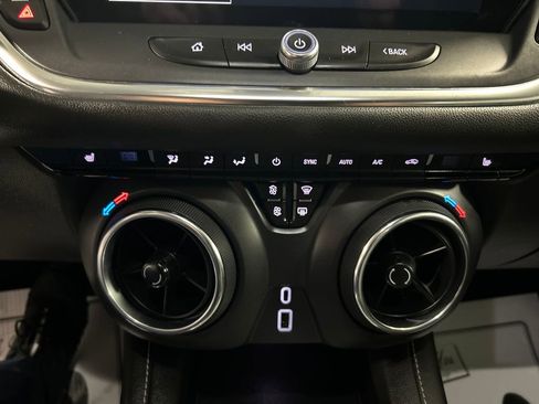 Used 2025 Chevrolet Blazer LT FWD image 19