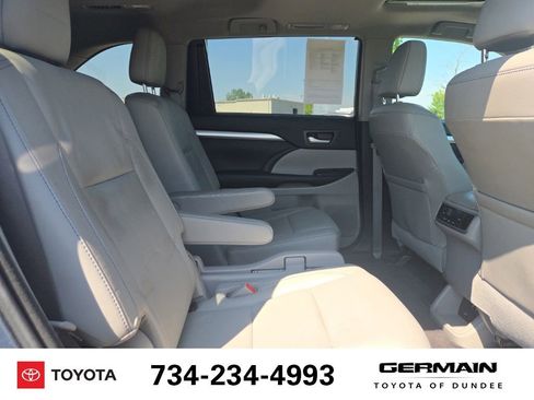 Used 2017 Toyota Highlander XLE w/ Carpet Mat Package AWD/4WD image 17