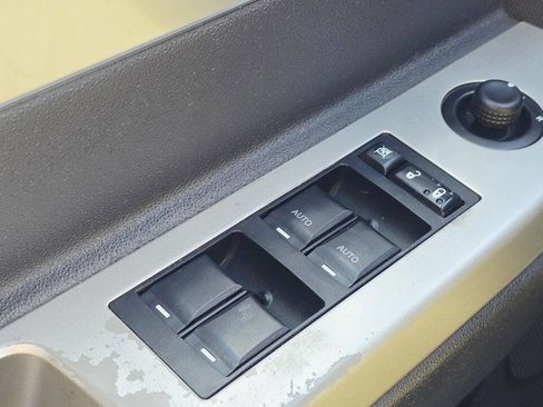 Used 2009 Chrysler Sebring Touring image 24