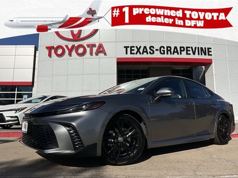 Used 2025 Toyota Camry SE image 1