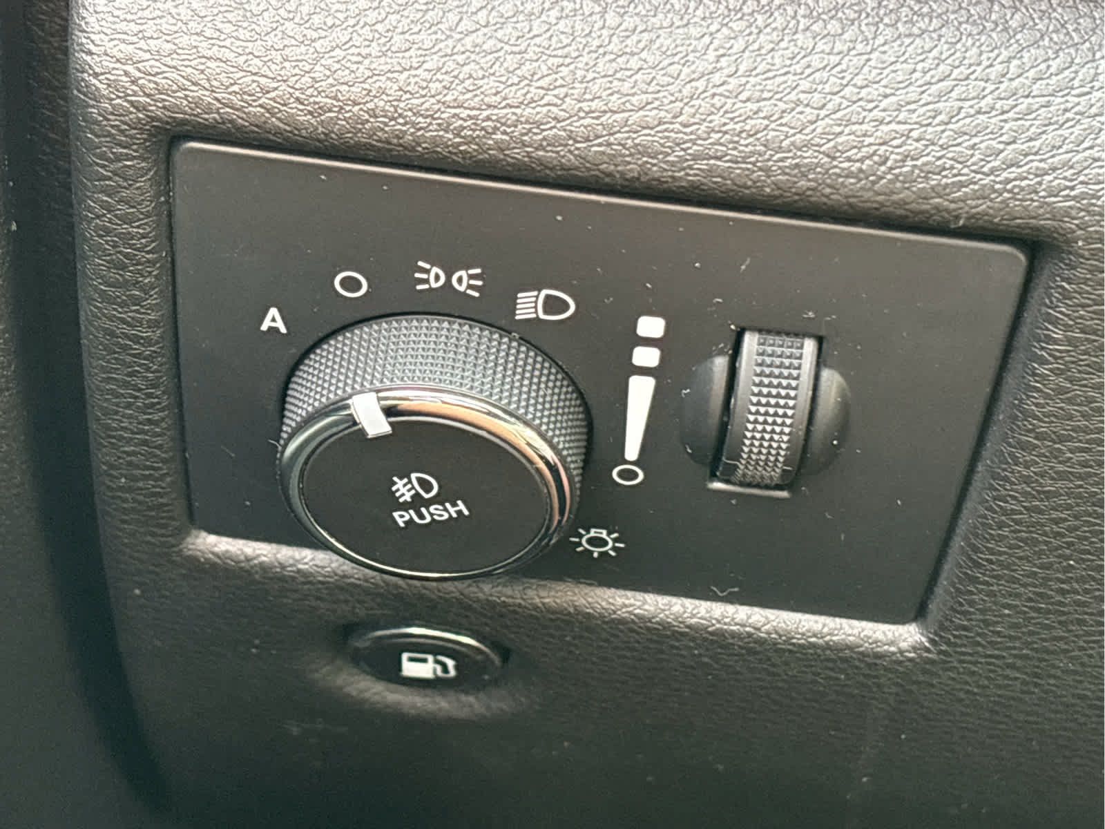 Used 2018 Jeep Grand Cherokee Limited AWD/4WD image 23