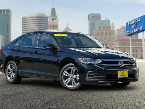 Used 2024 Volkswagen Jetta SE FWD image 2