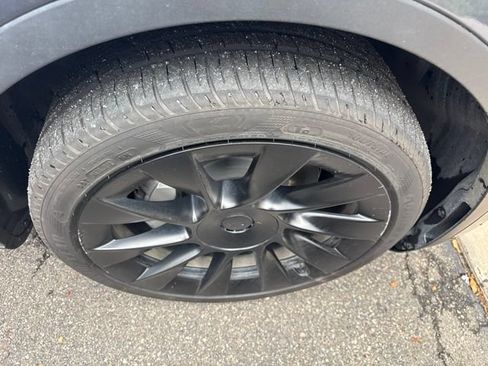 Used 2023 Tesla Model Y Long Range AWD/4WD image 2