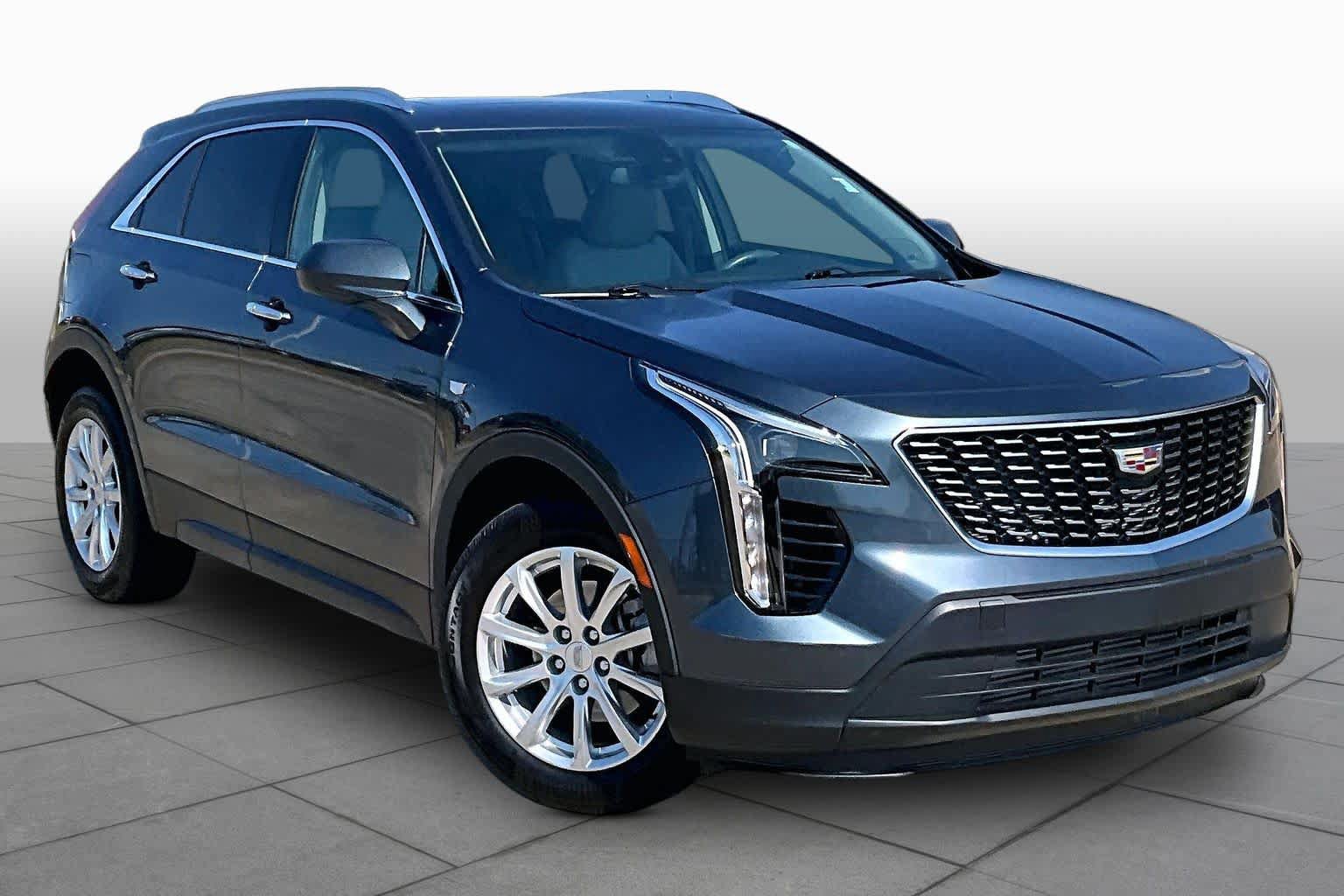Used 2019 Cadillac XT4 Luxury w/ Cold Weather Package FWD image 3