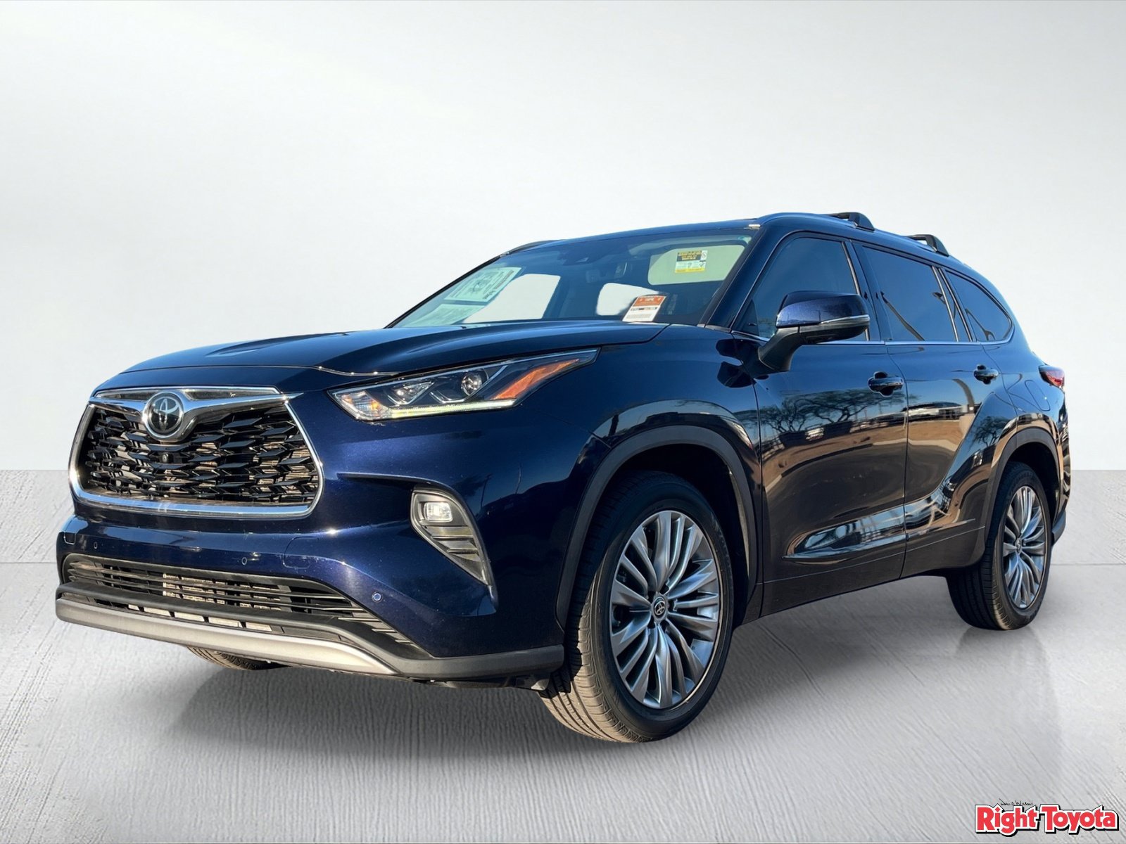 Used 2022 Toyota Highlander Platinum FWD image 2