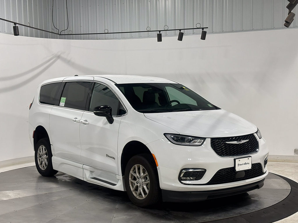 Used 2025 Chrysler Pacifica Select FWD image 3