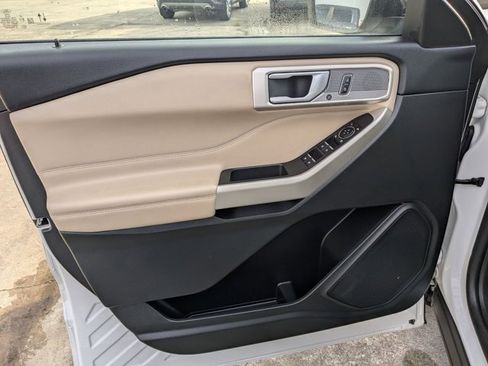 Used 2023 Ford Explorer Limited image 11