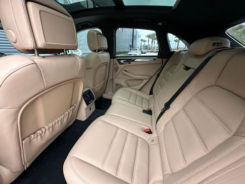 Certified 2025 Porsche Macan image 36