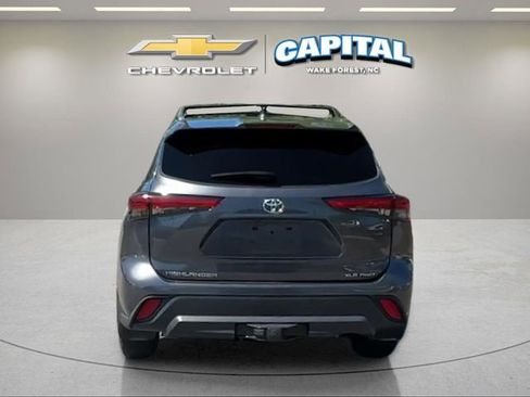 Used 2020 Toyota Highlander XLE AWD/4WD image 4