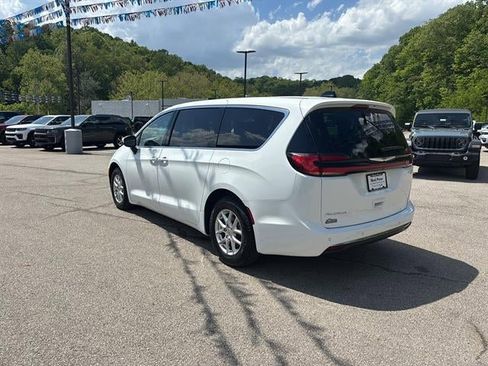 Used 2023 Chrysler Pacifica Touring-L FWD image 7