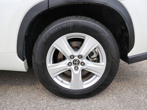 Used 2024 Toyota Highlander LE FWD image 14
