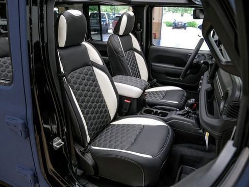 Used 2025 Jeep Wrangler Unlimited Rubicon w/ Technology Group image 55