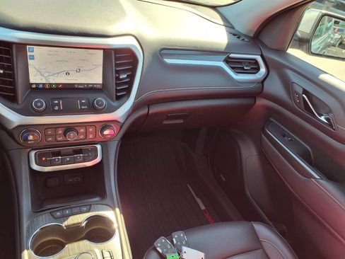 Used 2023 GMC Acadia SLT w/ LPO, Floor Liner Package FWD image 4