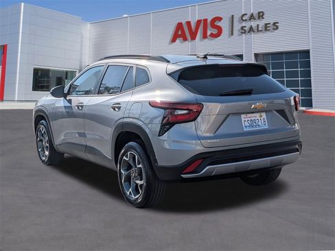 Used 2025 Chevrolet Trax LT w/ LT Convenience Package image 9