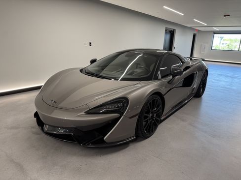 Used 2018 McLaren 570S Spider RWD image 3
