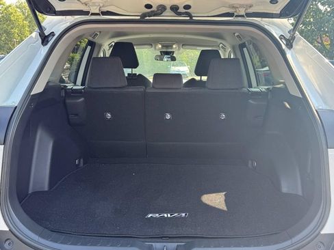 Used 2022 Toyota RAV4 LE w/ Carpet Mat Package (TMS) AWD/4WD image 7