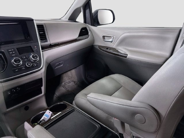 Certified 2017 Toyota Sienna XLE FWD image 25