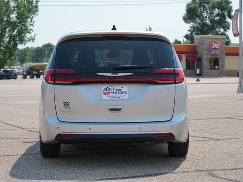 Used 2024 Chrysler Pacifica Touring-L FWD image 4