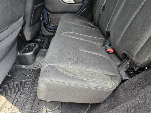 Used 2016 Jeep Wrangler Unlimited Rubicon w/ Connectivity Group image 29