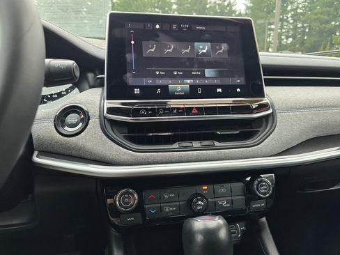 Used 2024 Jeep Compass Latitude image 18