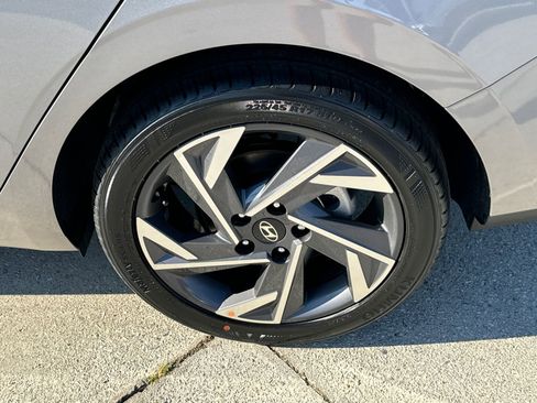 Certified 2025 Hyundai Elantra Sport image 19