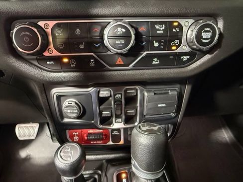 Used 2024 Jeep Wrangler Unlimited Sport AWD/4WD image 30