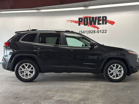 Used 2016 Jeep Cherokee Latitude w/ Comfort/Convenience Group AWD/4WD image 2